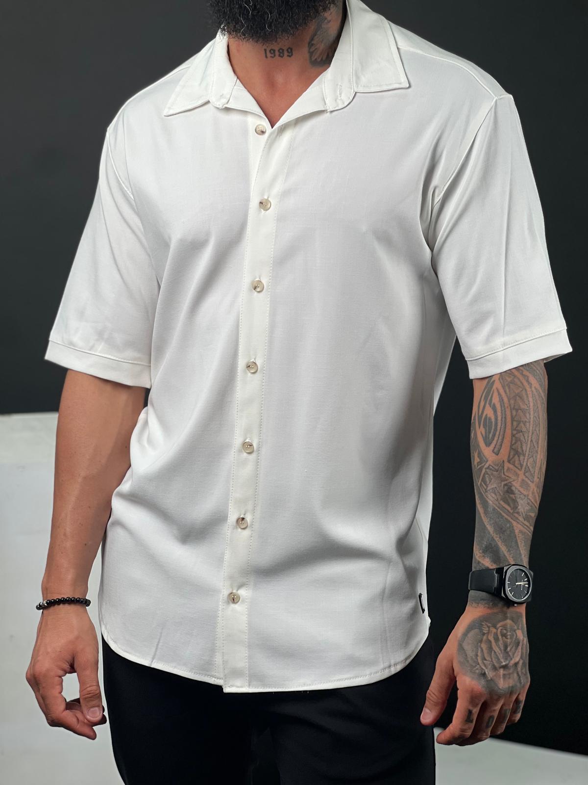 Max Mara short-sleeved button-up, made of elegant linen fabric.