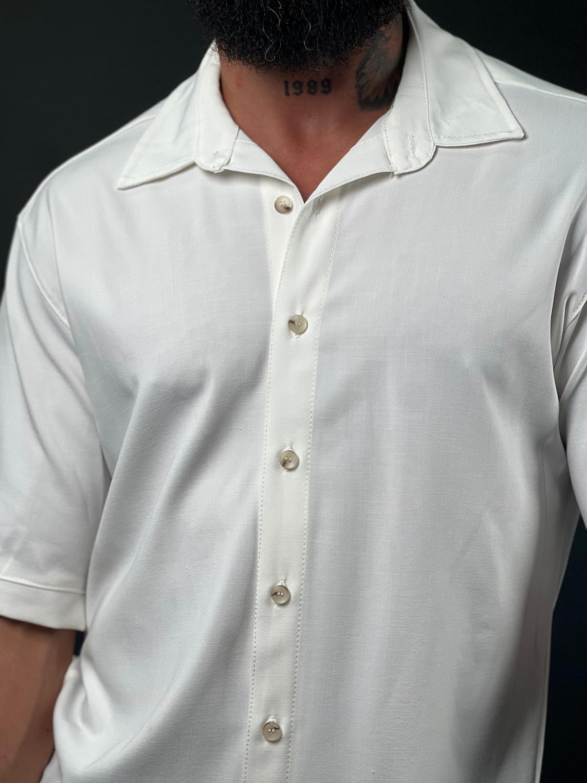 Max Mara short-sleeved button-up, made of elegant linen fabric.