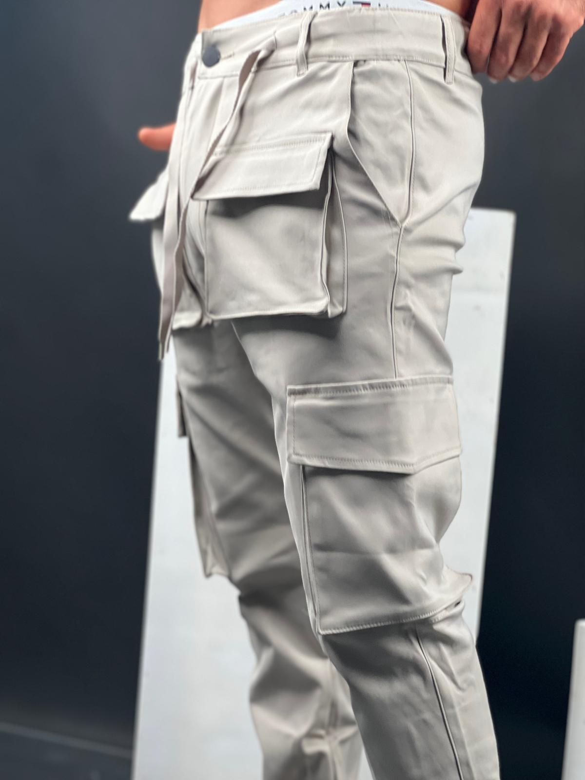 Pants with front pockets made of elegant fabric.