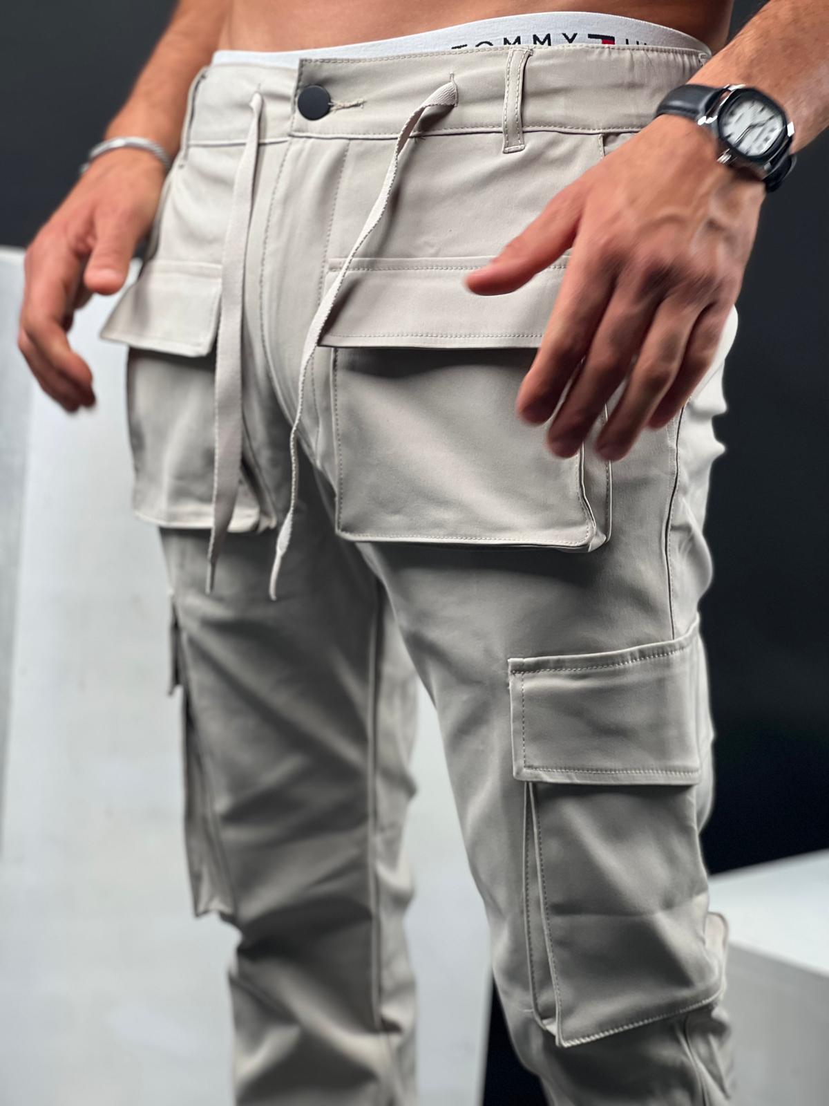 Pants with front pockets made of elegant fabric.