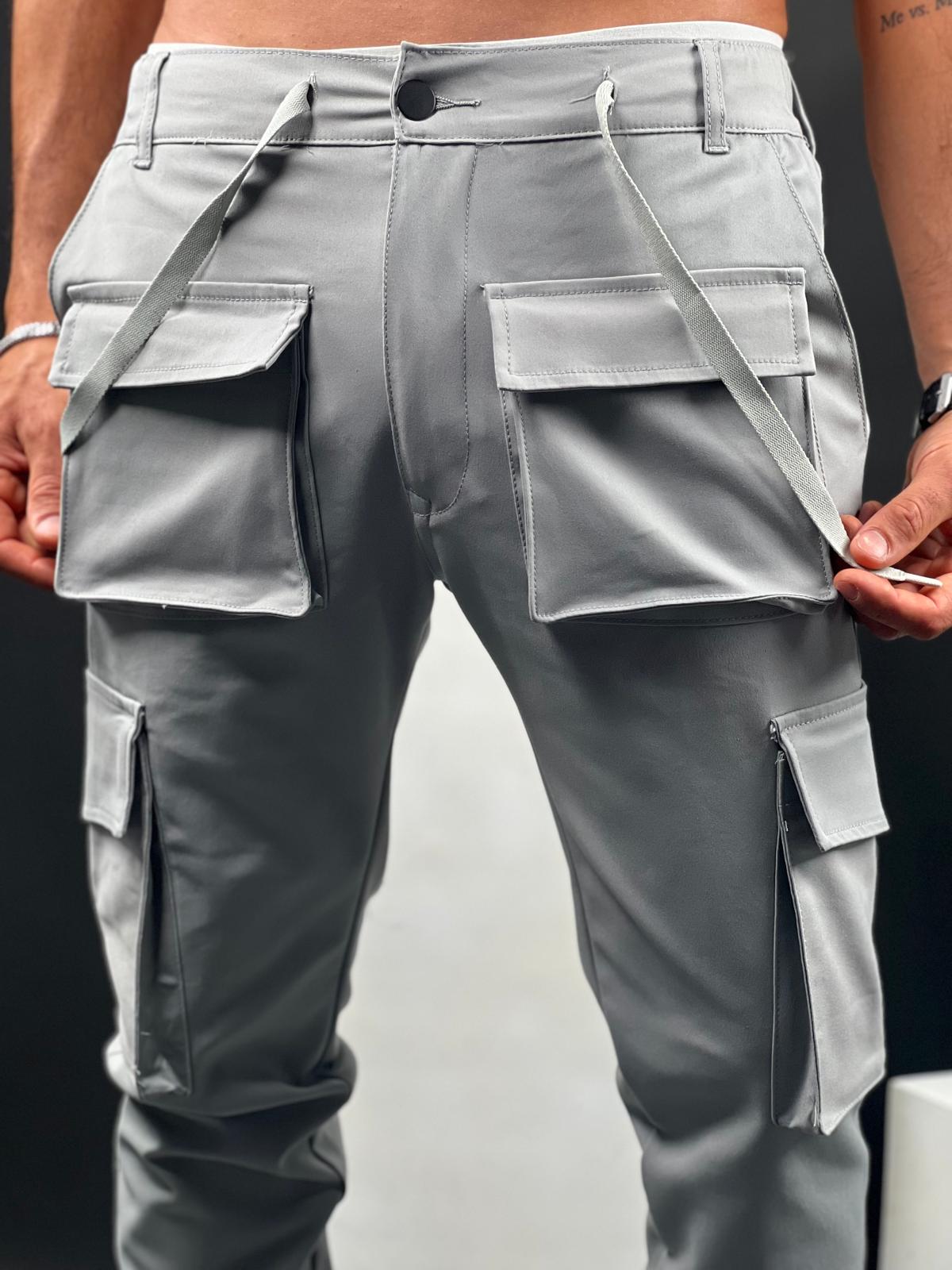 Pants with front pockets made of elegant fabric.